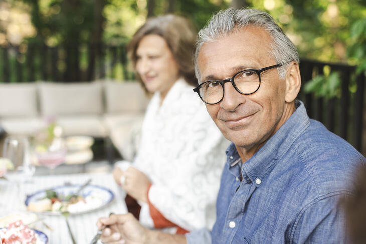 Mann og dame spiser utendørs